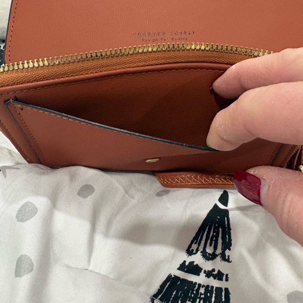 NWOT Women's Tan Crossbody Bag, several pockets for all your needs. Never used - Picture 7 of 11